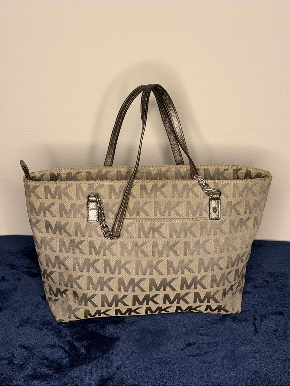 Michael Kors Jet Set Large Chain Shoulder Tote in a beige monogram pattern